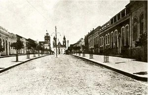 biblioteca publica na esquina a direita